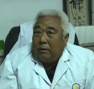 中专毕业装退休教授,看看西安这位“老中医”的演技,你也信?
