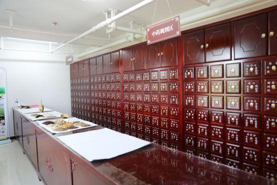 他在中医诊所输液，不但不给钱，还索赔2000元?