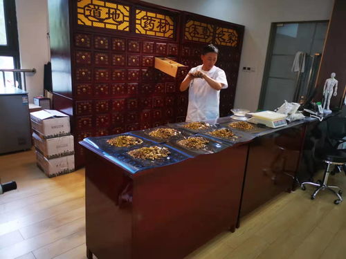 济南历下善生中医诊所 孙大夫晨起为顾客抓药的医者仁心